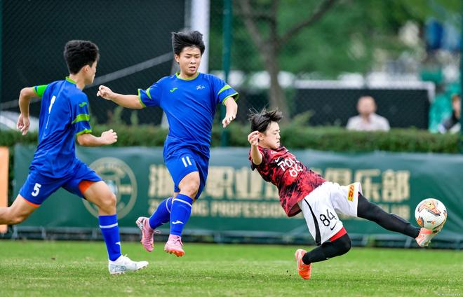 赛前体能课后；里昂外线爆发备战中超；气氛紧张；资深球员宣示担当的简单介绍9体育